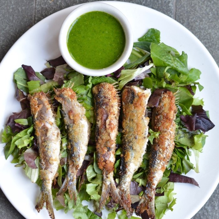 Fresh spring rolls with peanut dipping sauce